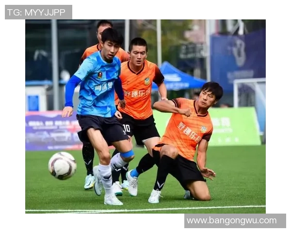 大连人对决重庆人激战正酣双方全力争胜展现足球激情与团队精神